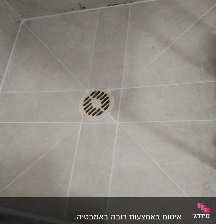 רצפת מקלחת עם ניקוז עגול במרכז